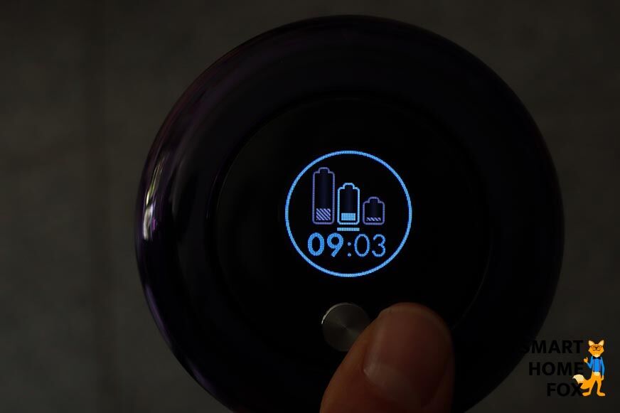 Akkulaufzeit-Vergleich Dyson V15 mit restlicher Laufzeit auf dem Display des Akkustaubsaugers in verschiedenen Modi.